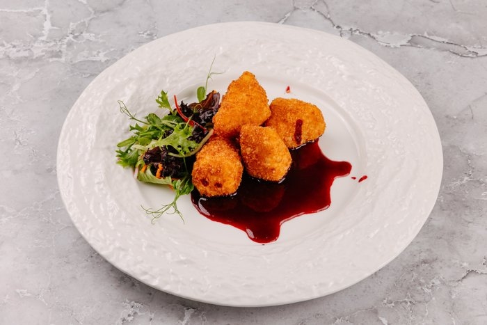 Моцарелла фрито с ягодным соусом 150/50/20гр.