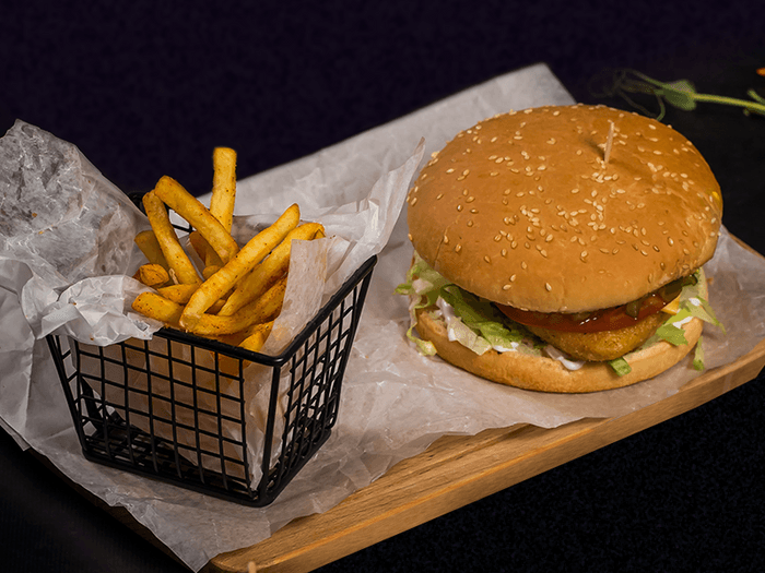 Чизбургер с курицей с картофелем фри