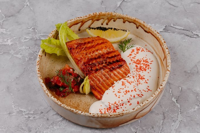 Стейк из красной рыбы с икорным соусом за 100гр.