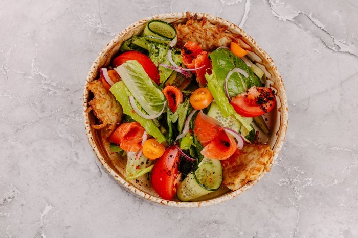 Салат с форелью и хрустящими драниками 230гр.