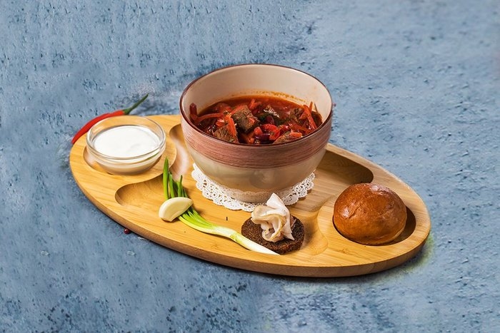 Борщ с говядиной 1кг (сало,пампушки,сметана)