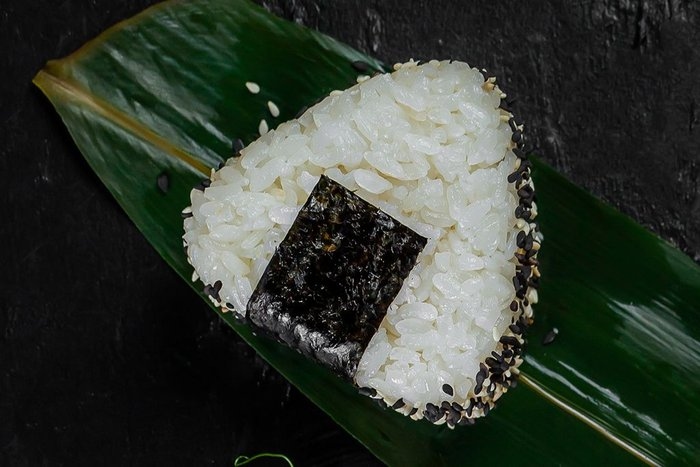 Онигири с лососем