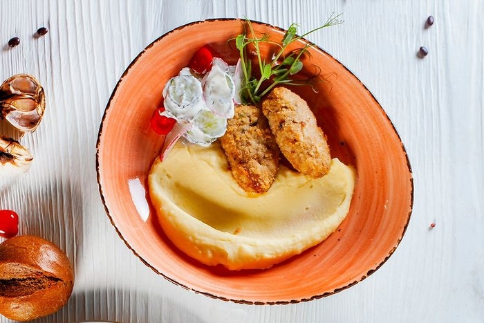 Котлеты с картофельным пюре и овощным салатом