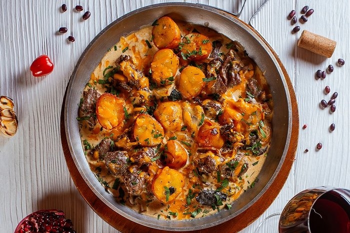 Говядина в сливочно-грибном соусе