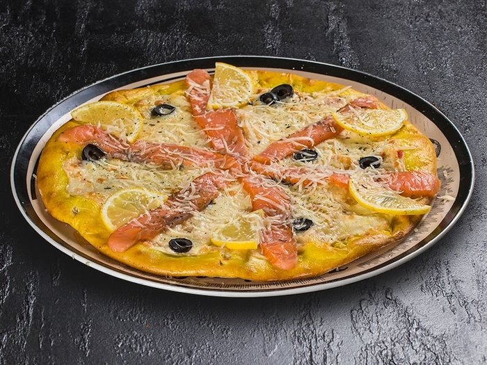 Пицца с копченным лососем