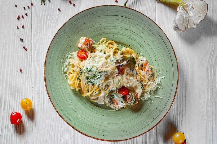 Спагетти с форелью и шпинатом