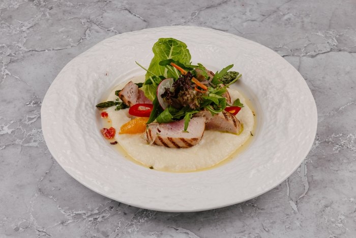 Стейк из тунца с пикантным пюре и спаржей 300гр.