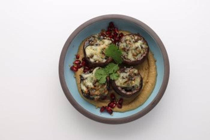 Запеченные шампиньены, фаршированные тофу и пряными травами