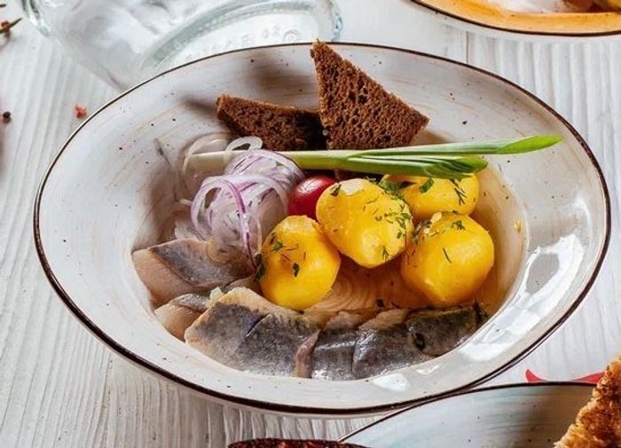 Сельдь с картофелем и ялтинским луком