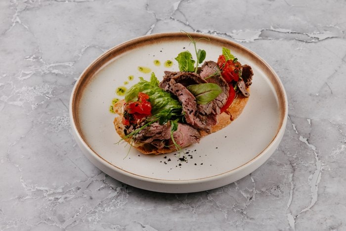 Брускетта с ростбифом 100гр.