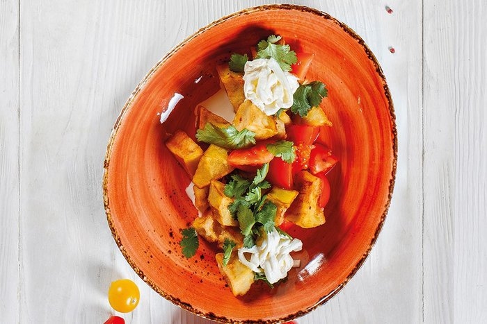 Салат с розовыми томатами и страчателлой