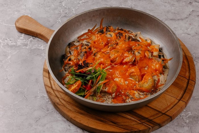 Томленая телятина с грибами и картофелем 450гр.