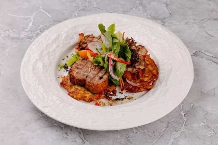 Медальоны из свинины на хрустящих драниках 150/180/30гр.