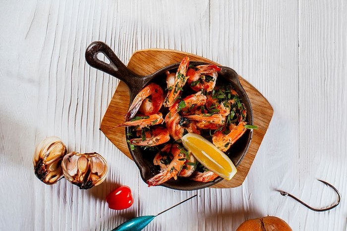 Креветки с чесноком и розмарином