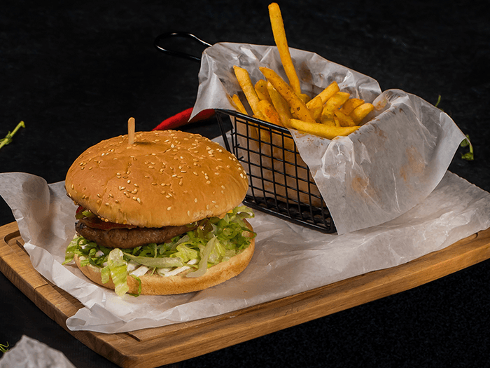 Чизбургер с говядиной с картофелем фри