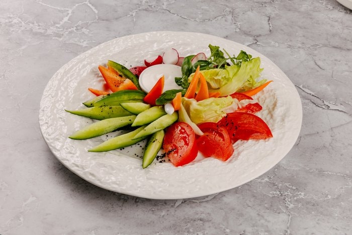 Плато из свежих овощей с зеленью 260гр.