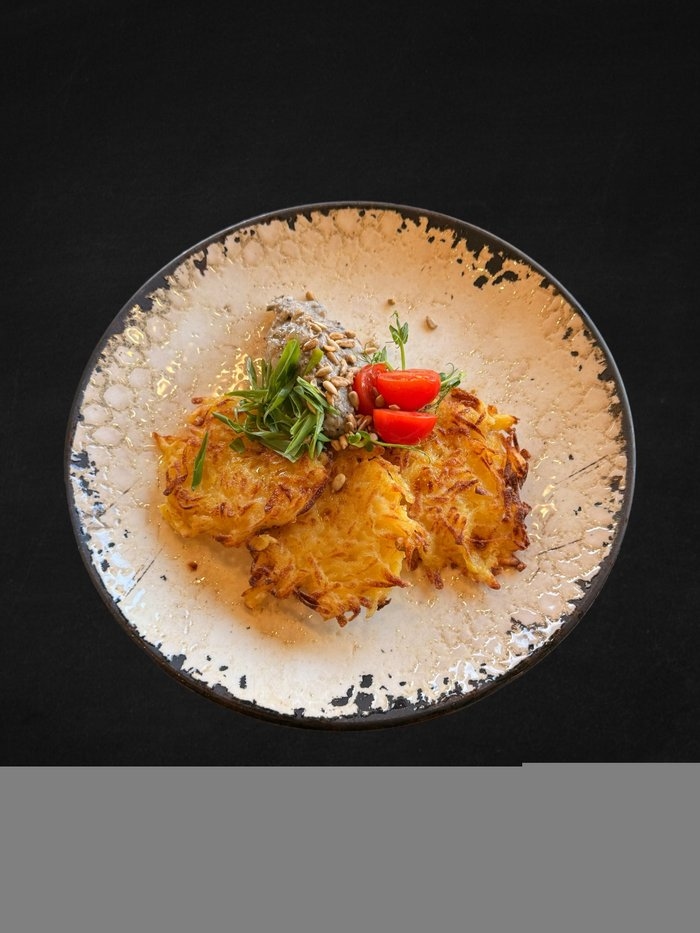 Картофельные драники с соусом цахтон и жареными грибами