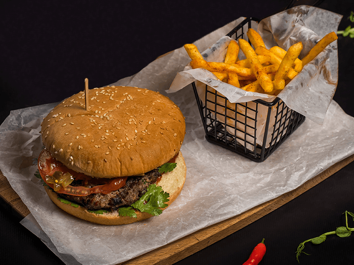 Чизбургер со свининой с картофелем фри