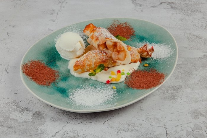 Штрудель с яблоком грушей и корицей