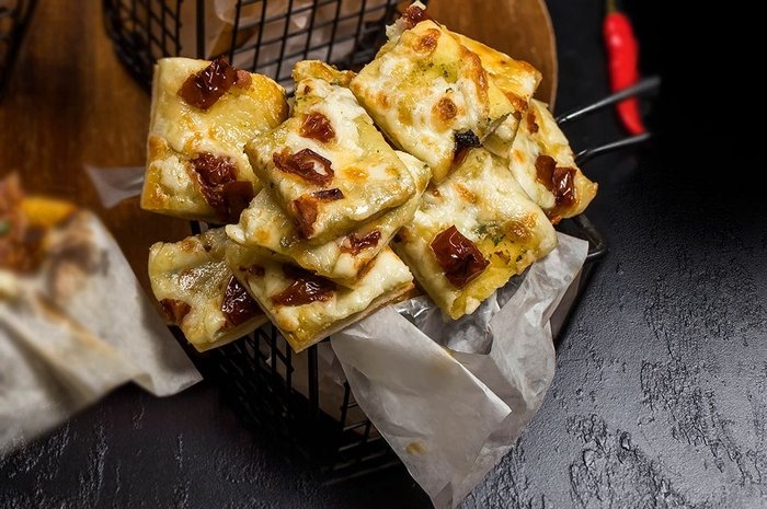 Сырные кубики с моцареллой и вялеными томатами