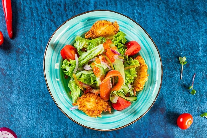 Салат с лососем и хрустящими драниками