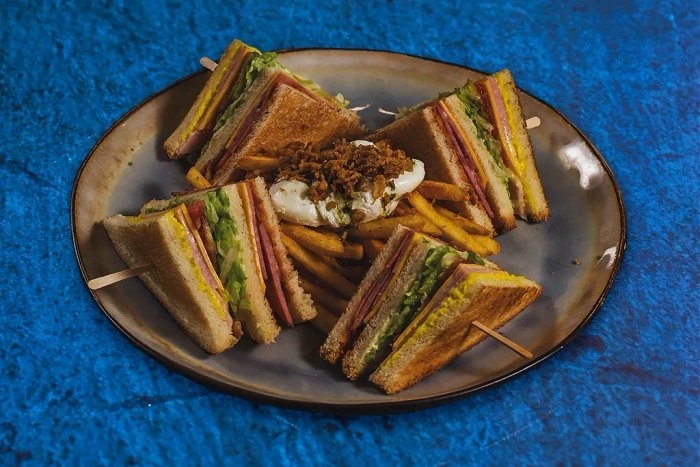 Клаб сендвич с курицей и беконом