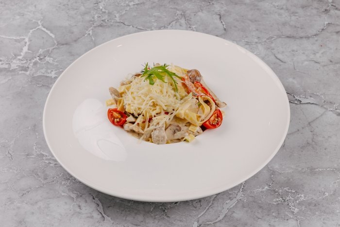 Феттучини "Альфредо" с курицей и грибами 350гр.