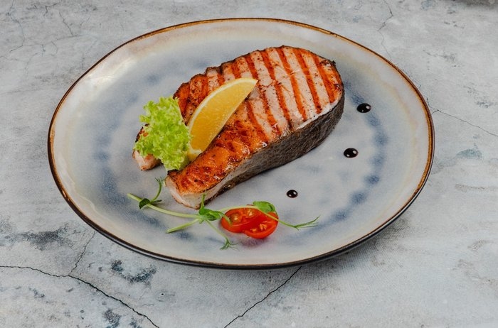 Подкова из красной рыбы